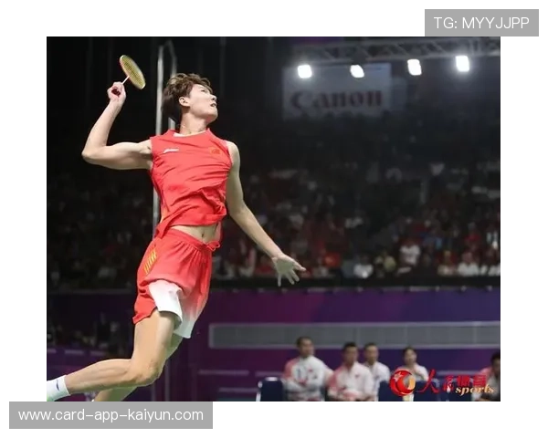 羽毛球新秀表演跳杀惊艳亮相：未来之星的精彩瞬间