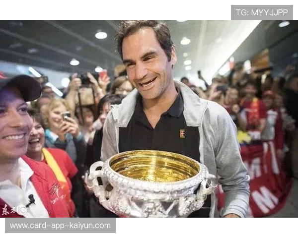 费德勒亮相慈善赛!球迷泪崩:传奇回来了