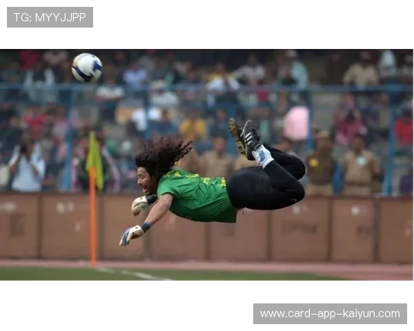 足球门将用脚救球惊呆全场