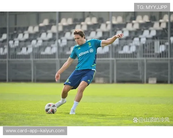 尤文直传飞速插上，基耶萨强行抽射