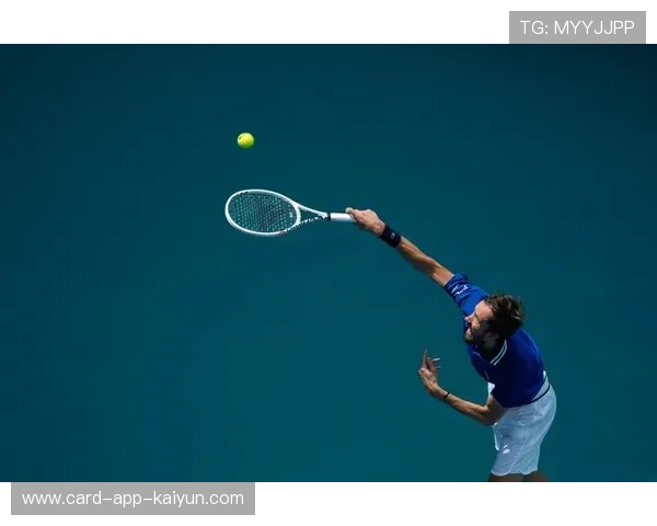 迈阿密公开赛梅德韦杰夫反手吊球得手